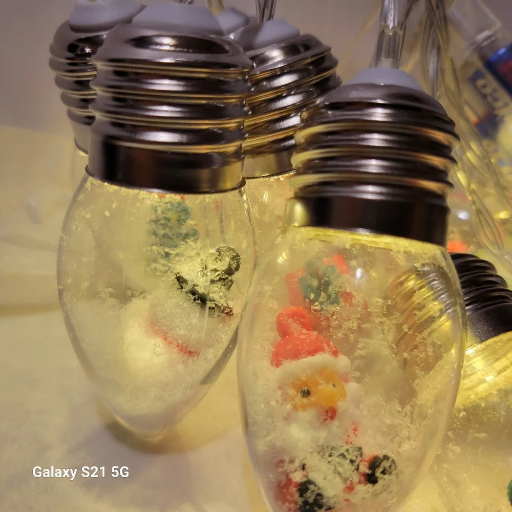 6.5 feet LED Snowglobe Christmas 🎄 lights. Battery Very cute. New & Tested.